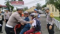 Satlantas Polres Banjarbaru Apresiasi Kepatuhan Pengendara, Hadiahi Helm untuk Anak