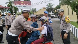 Satlantas Polres Banjarbaru Apresiasi Kepatuhan Pengendara, Hadiahi Helm untuk Anak