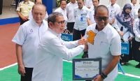 PTAM Intan Banjar Apresiasi Pengembang Irwan Bora, Harapkan Kualitas Air Terus Meningkat Liputan24.Net - PT Air Minum (PTAM) Intan Banjar memberikan penghargaan kepada salah satu pengembang perumahan, Irwan Bora, atas kerja sama dan kontribusinya dalam pengembangan PTAM Intan Banjar. Apresiasi ini diberikan atas peran aktif pengembang dalam mendukung penyediaan air bersih bagi masyarakat. Irwan Bora, yang juga menjabat sebagai Wakil Ketua DPRD Kabupaten Banjar, merupakan mitra kerja PTAM Intan Banjar yang banyak berkontribusi, termasuk dalam mencari pelanggan di wilayah Sungai Tabuk dan Sungai Lulut. Kedua wilayah ini sangat bergantung pada pasokan air bersih karena kondisi tanah gambut dan rawa. "Satu-satunya sumber kehidupan di daerah Sungai Lulut, yang merupakan tanah gambut dan rawa, adalah air bersih. Jika air PTAM macet, masyarakat akan sangat terdampak," jelas Irwan usai diwawancarai usai apel HUT PTAM pada Rabu, 9 Juli 2025. Irwan menyampaikan terima kasih kepada PTAM atas undangan dan penghargaan yang diberikan. Ia berharap PTAM terus berkembang dan layanannya semakin dinikmati masyarakat ke depannya. Meski begitu, Irwan menyadari masih banyak kekurangan yang perlu diperbaiki. Seringnya pemadaman atau gangguan pasokan air PTAM yang menjadi sorotan masyarakat, terkadang disebabkan oleh kendala pada suplai air baku dari pipa utama. Kabar baiknya, Direktur Utama PTAM Intan Banjar mengungkapkan rencana pembangunan instalasi pengolahan air (intek) baru. Pembangunan intek ini diharapkan menjadi solusi alternatif pasokan air, terutama jika terjadi kendala pada pipa utama dari Banjar Bakula. "Kami juga tadi mendengar dari Pak Syaiful Anwar bahwa ada konsep rencana untuk melakukan pembangunan intek. Ini tentu akan sangat mendukung," ujar Irwan. Sebagai masyarakat dan wakil rakyat di Kabupaten Banjar, Irwan sangat berharap pembangunan intek di daerah Mali-Mali dan Sungai Lulut ini dapat segera terwujud. "Hal ini karena sangat dinantikan oleh masyarakat setempat," tutupnya.