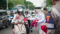 Wali Kota Banjarbaru Bagikan Ribuan Bendera Merah Putih di Tugu Nol Kilometer