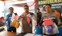 Polres Banjarbaru gelar konferensi pers pengungkapan kasus pembuangan bayi di Jalan Rosela, Kelurahan Kemuning, Selasa (14/10/2025).